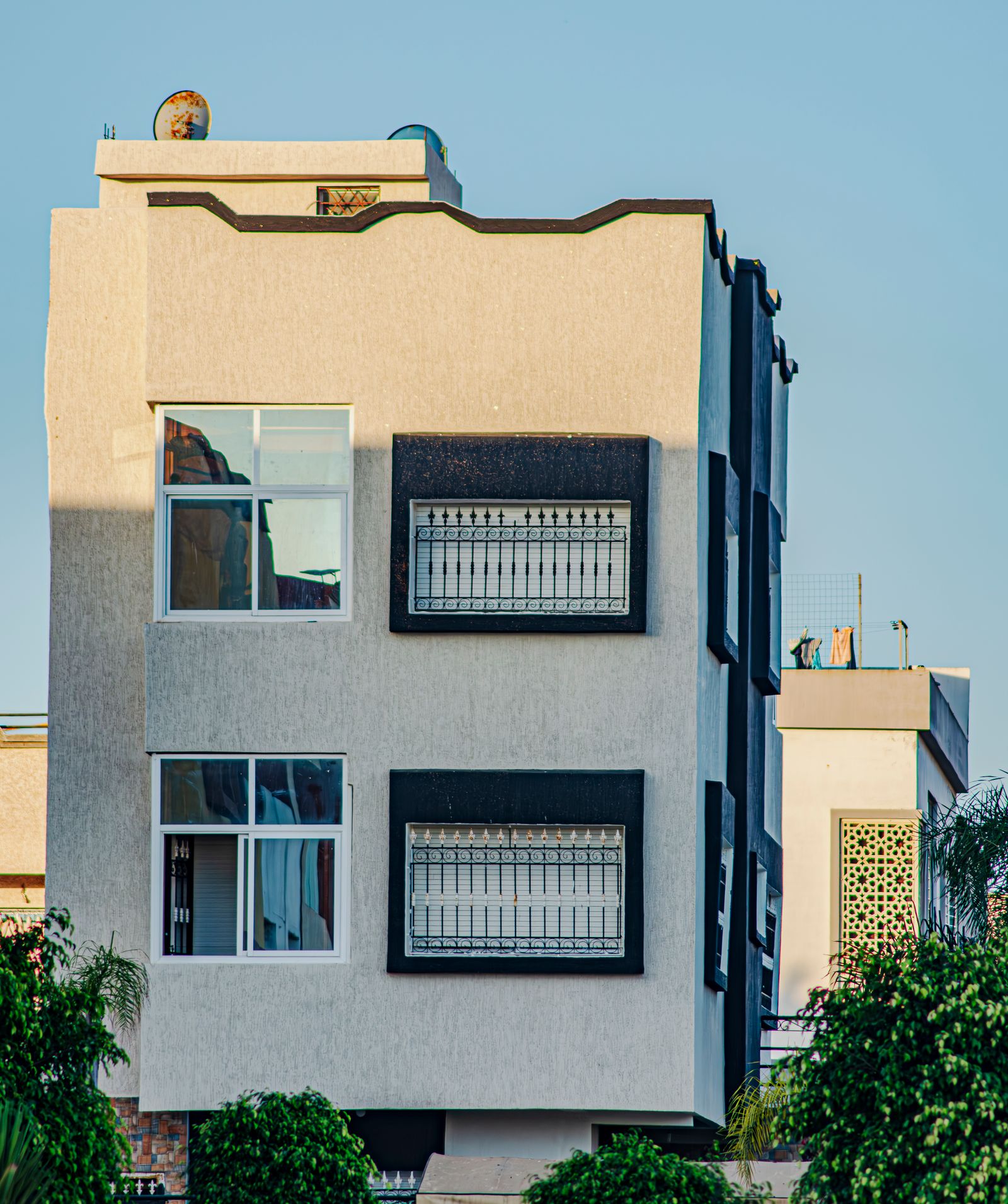 街並みに面した大きな窓の連なる住宅
